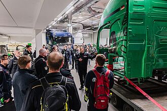 Publikum in der Fahrzeughalle