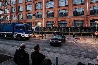 Feuerwehr und Pkw im Vorfeld eines Crashtests