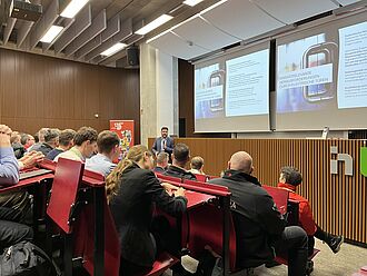 Vortragender und Publikum im Hörsaal