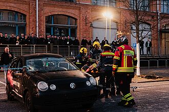 Pkw mit Feuerwehrleuten