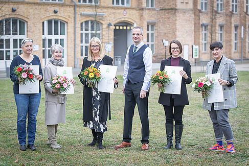 Gruppenfoto der Preisträgerinnen des Preises für gute Lehre gemeinsam mit dem Vizepräsidenten für Lehre