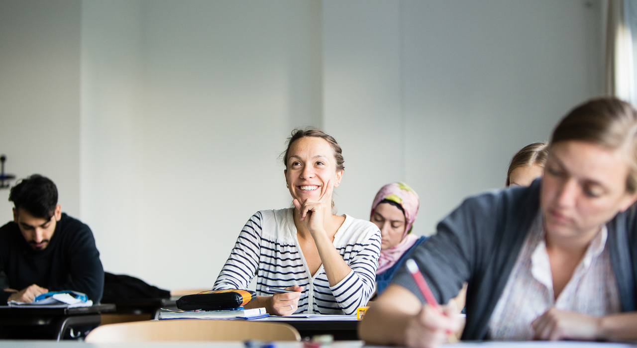 Lächelnde Studentin in einer Lehrveranstaltung