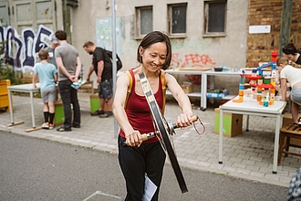 Frau schwingt ein Rad in der Luft