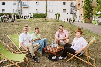 Menschen im Liegestuhl 