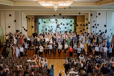 Group photo at an alumni party in the Audimax on the  Treskowallee campus