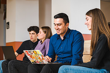 Zwei Studierende an einem Laptop