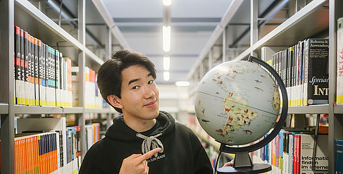Student mit Globus