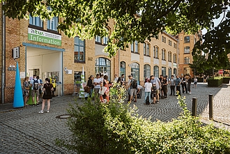 Menschen am Eingang