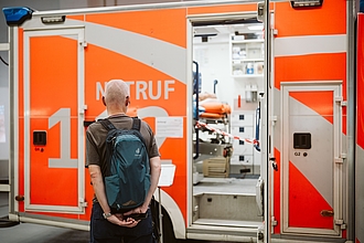 Mann schaut sich Rettungsfahrzeug an