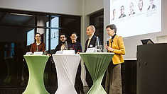 Gäste auf dem Podium