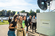 Drei Studentinnen machen ein Bild mit der Fotobox