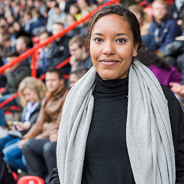 Erstsemester-Studentin im Stadion