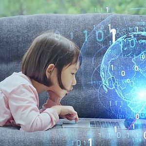 junges Mädchen mit Laptop ©iStock, metamorworks