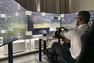 Mann im Fahrsimulator