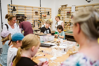 Kinder basteln im Maker Space 