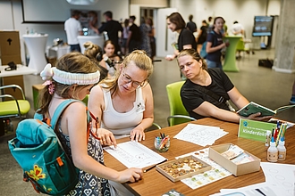 Kind beim Programmpunkt "Mädchen und Geld" 