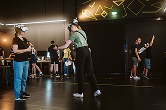 Menschen mit VR-Brillen