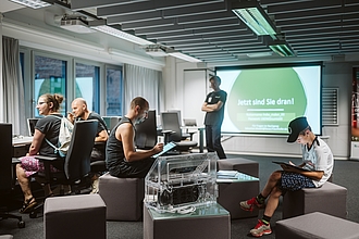 Besucher*innen im Labor Cybersicherheit 