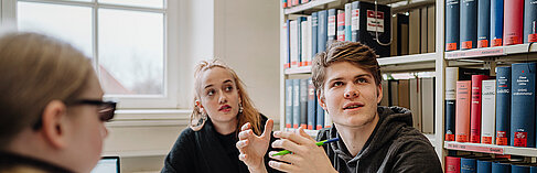 Studierende in der Bibliothek
