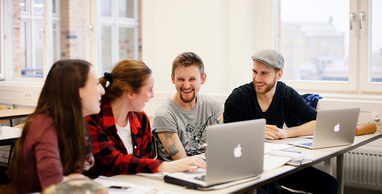 Gruppe von Studierenden am Laptop