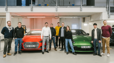 Lehrende und Studierende im Fahrzeuglabor der HTW Berlin